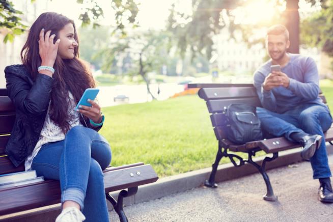Una donna e un uomo consultano un'app di incontri Due giovani chattano attraverso una dating app