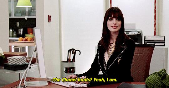 Il diavolo veste Prada Una scena de Il diavolo veste Prada con stivali Chanel