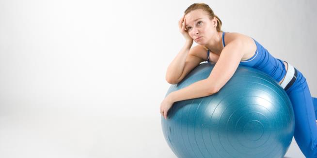 Stanca di allenarsi e non perdere peso? Donna in ariposo dopo allenamento