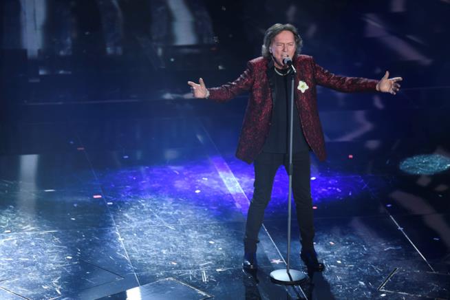 Red Canzian esordisce da solista a Sanremo 2018 con Ognuno ha il suo racconto L'esibizione di Red Canzian al Festival di Sanremo 2018