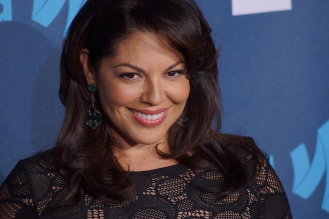 Sara Ramirez: da Grey's Anatomy alla beneficenza. L'attrice che interpreta Callie Torres dà un taglio ai capelli