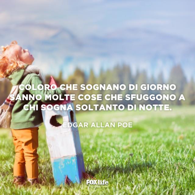 Vivere la vita che si sogna Bambino guarda il cielo con aria sognante