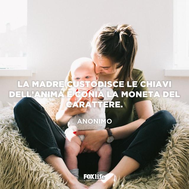 Citazione sulle madri Donna tiene il figlio tra le braccia