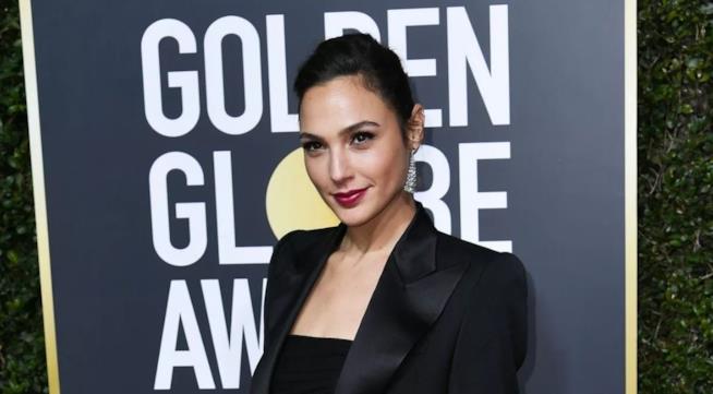Gal Gadot ai Golden Globes 2018 Gal Gadot sostiene Time's Up