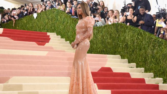 Beyoncé, svelati i segreti per avere un corpo perfetto: dall'alimentazione allo sport... Beyoncé durante un evento.