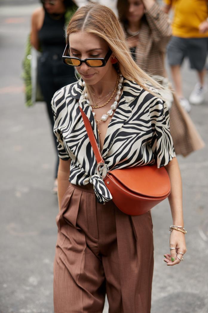 Blusa zebrata, pantaloni a vita alta e tracolla dai colori vitaminici Blusa zebrata abbinata a pantaloni a vita alta e tracolla dai colori vitaminici