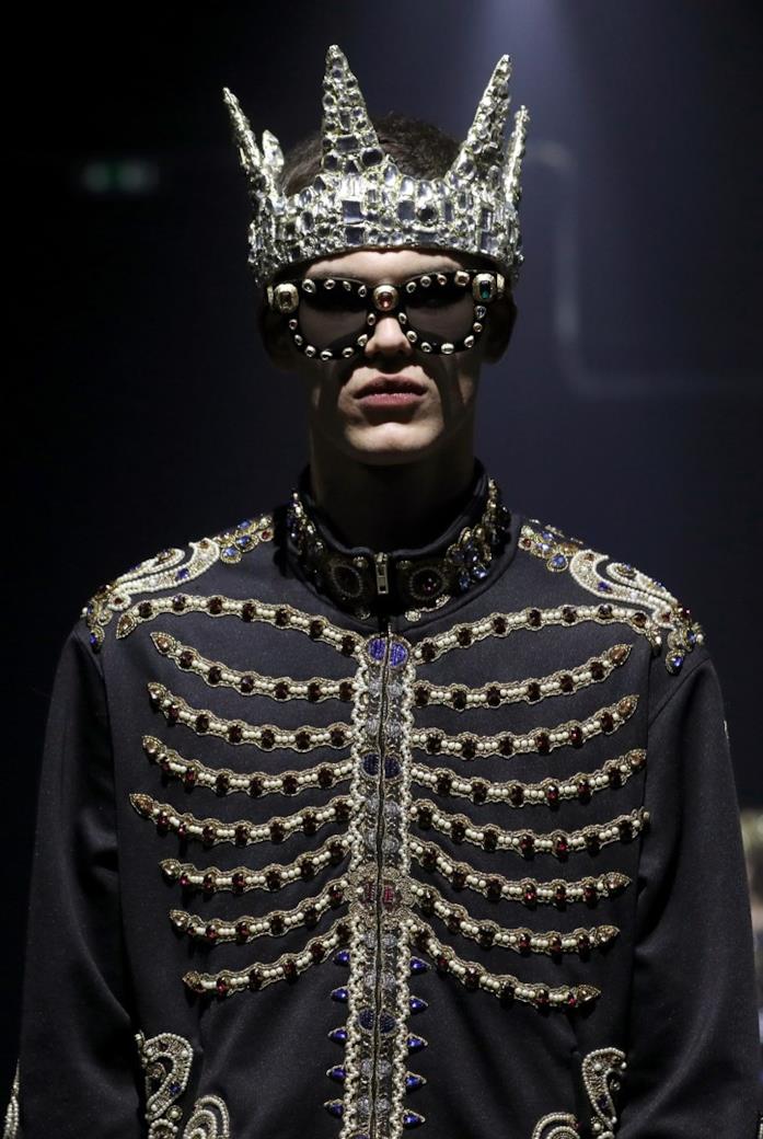 Collezione Moschino uomo autunno inverno 2019 2020 Modello che indossa la Collezione Moschino uomo autunno inverno 2019 2020