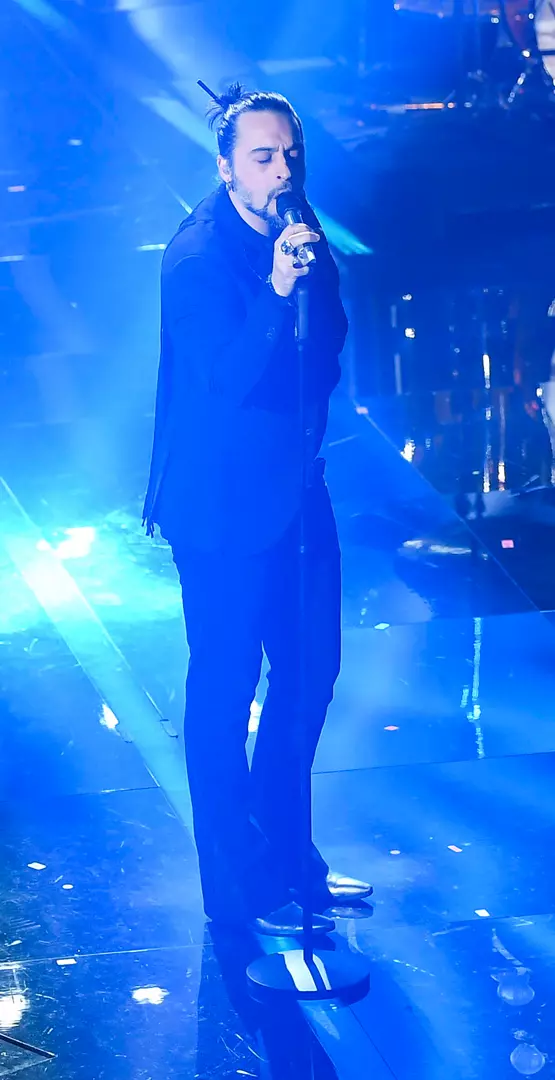 Le Vibrazioni “Così sbagliato” Sanremo 2018 Le Vibrazioni cantano Così sbagliato sul palco di Sanremo 2018