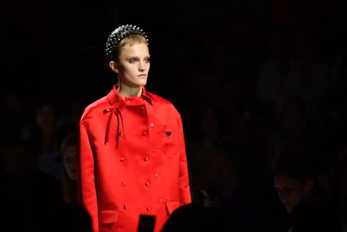 Sfilata Prada Cappotto rosso con fiocco nella sfilata Prada