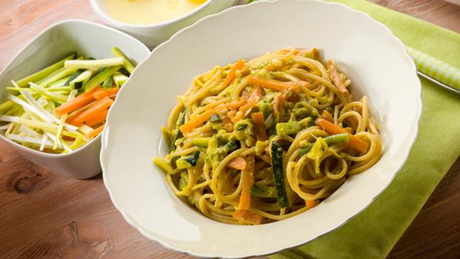 Carbonara di zucchine: la ricetta con uova, carote e parmigiano Carbonara di zucchine