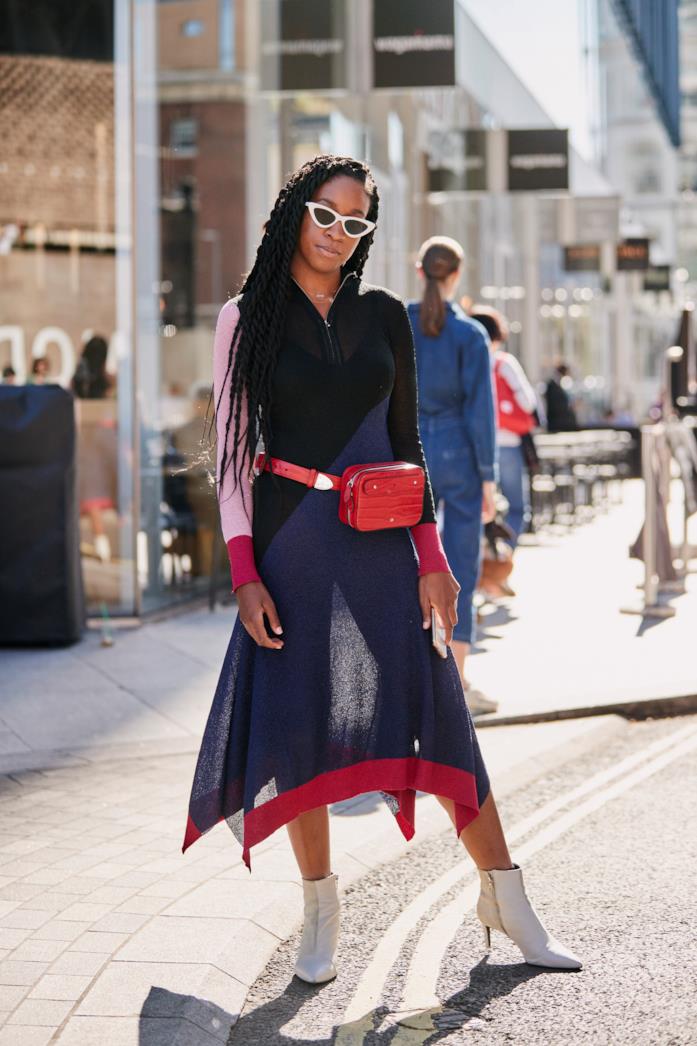 Outfit marsupio rosso Marsupio rosso similpelle abbianto su outfit colorato