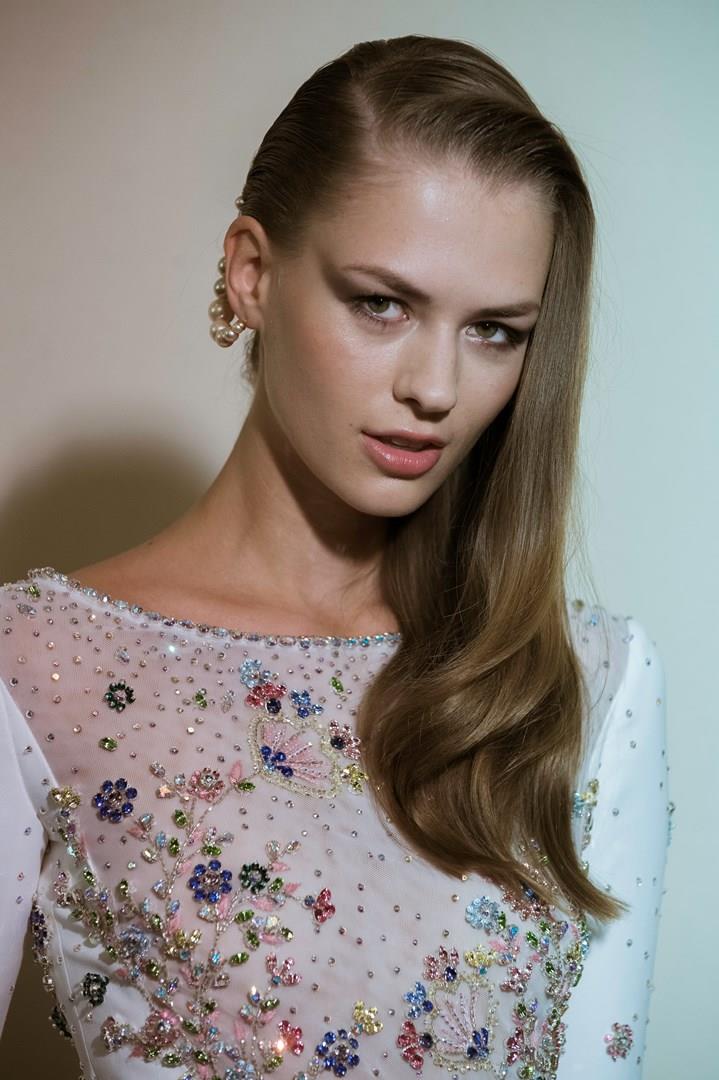 Taglio lungo e liscio per visi tondi Hairstyle lungo e laterale per visi tondi
