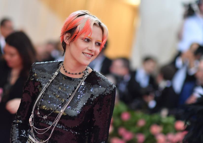 Kristen Stewart sfoggia inedite sopracciglia decolorate: come replicarle Kristen Stewart