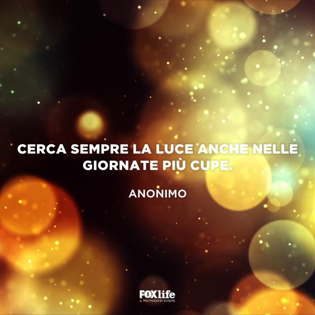 Cerca sempre la luce Sfondo luminoso