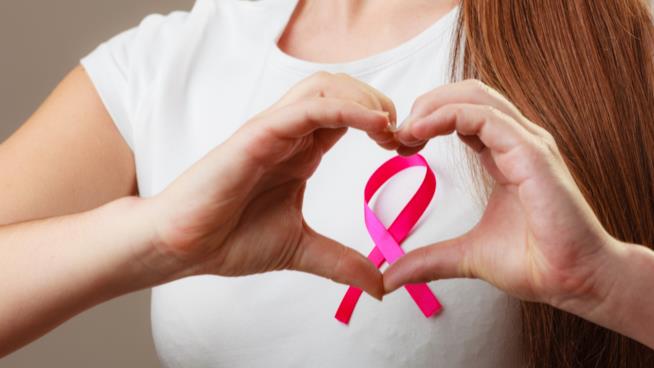 Ci sono cibi che aiutano a prevenire il tumore al seno Due mani di una donna messe a forma di cuore