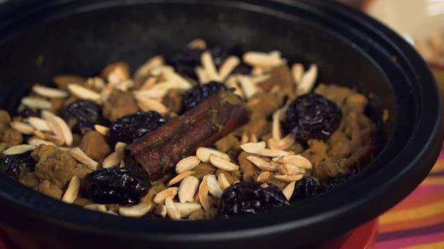 La ricetta di Giallo Zafferano per il Tajine di agnello con prugne e mandorle e couscous al limone Tajine di agnello con prugne e mandorle