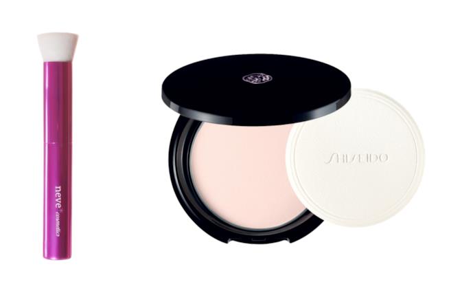 Pennello NeveCosmetics e cipria Shiseido Azalea flat di NeveCosmetics e Translucent Pressed Powder di Shiseido
