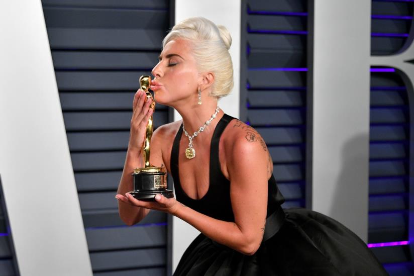 Oscar 2019: le foto più belle delle star su Instagram Lady Gaga bacia il suo Oscar