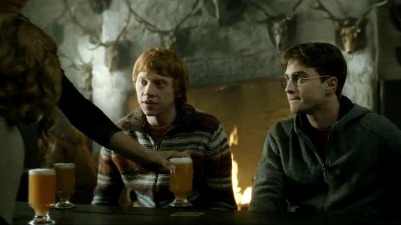 Nuovi cocktail per Harry Potter Ron e Harry con la burrobirra sul tavolo