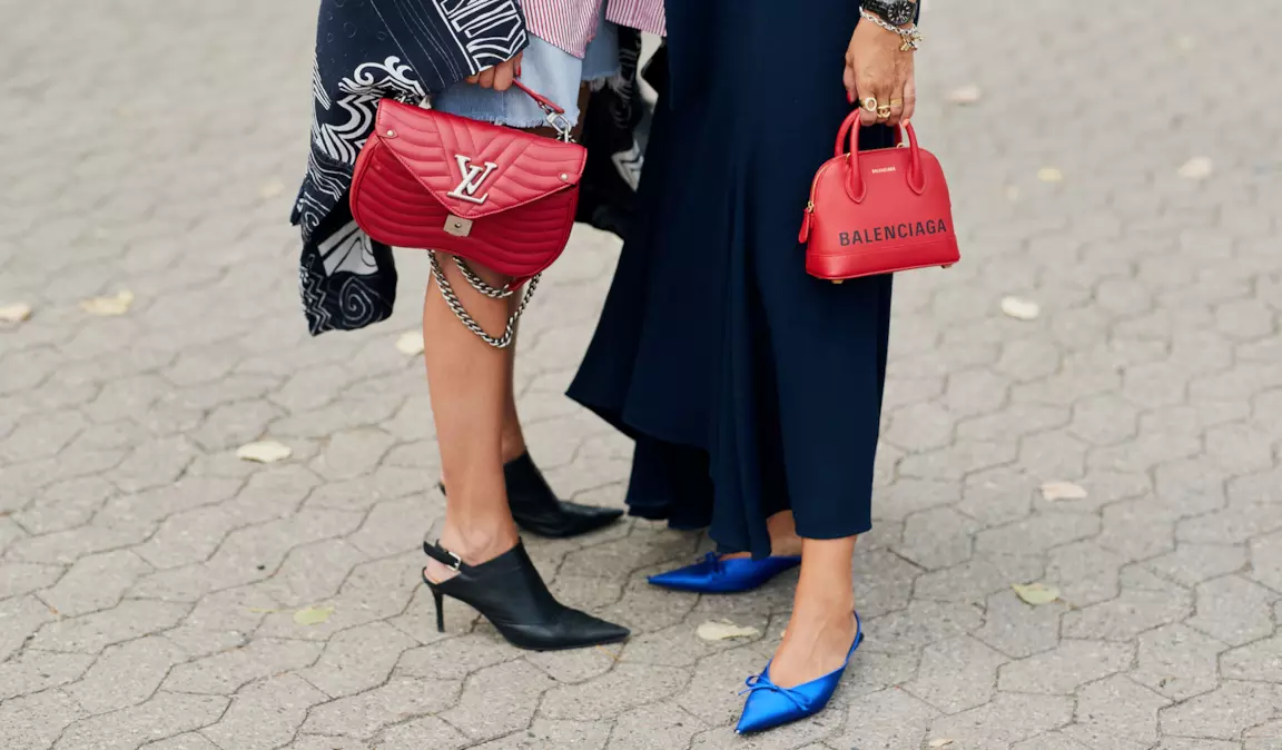 Streetstyle con borse rosse