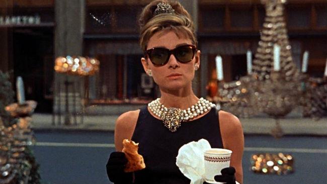 Colazione da Tiffany di Truman Capote (1958) è uno dei libri più amati dalle donne Audrey Hepburn nel film Colazione da Tiffany del 1961