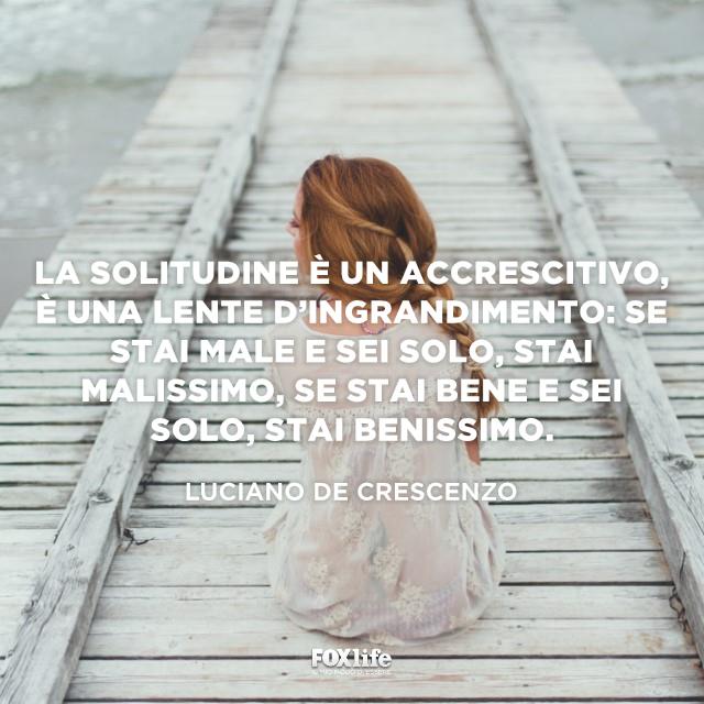 Frase solitudine Luciano De Crescenzo Ragazza di spalle seduta su un pontile