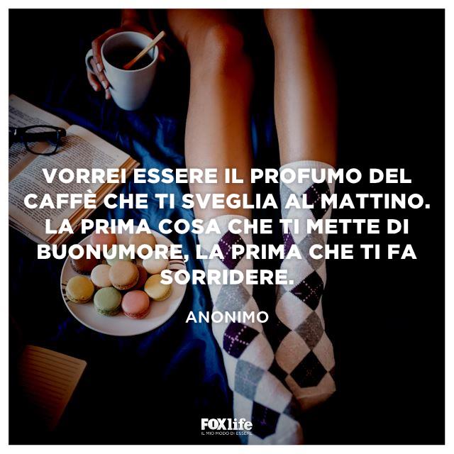 Profumo di caffè Ragazza sul letto con un piatto di pasticcini