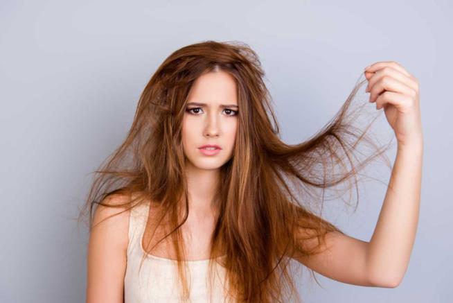 capelli secchi: i rimedi una ragazza con la chioma secca