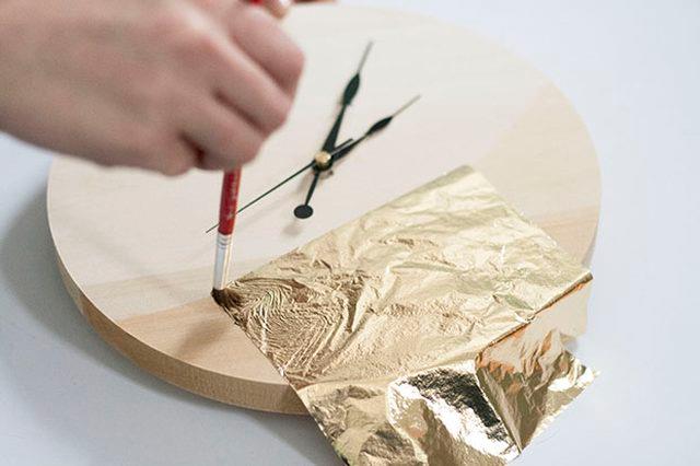 La foglia d'oro sull'orologio Applicazione della foglia d'oro sull'orologio
