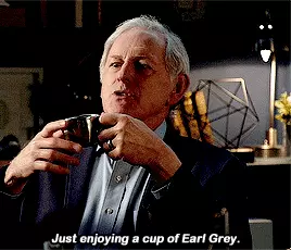 Victor Garber si gode una tazza di Earl Grey L'attore Victor Garber che beve un Earl Grey