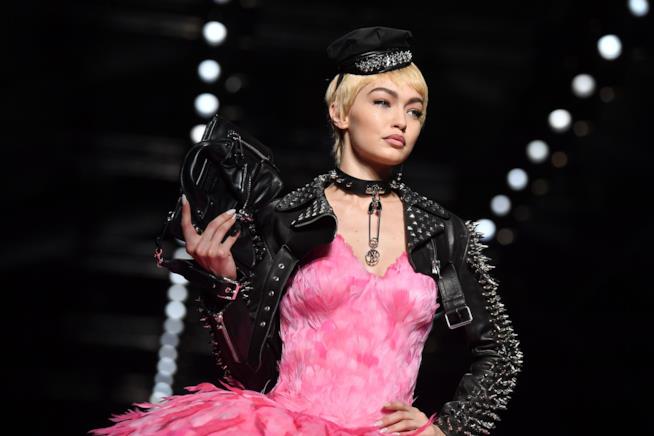 I colori delle Collezioni Moda Donna P/E 2018 alla Milano Fashion Week Gigi Hadid alla sfilata di Moschino