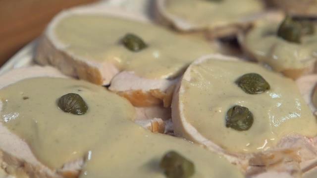 Tacchino tonnato con salsa di uova sode, tonno, filetti di acciughe e capperi Tacchino tonnato