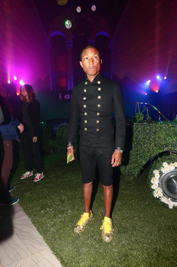 pharrell williams con le adidas superstar personalizzate total gold pharrell williams con le adidas superstar personalizzate total gold