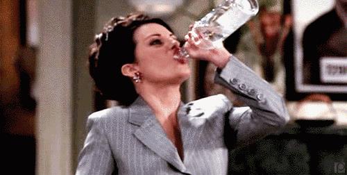 Karen Karen beve vodka dalla bottiglia