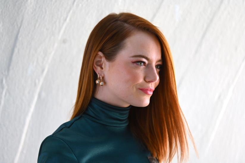 Emma Stone è una rossa Crudelia De Mon nelle prime foto dal set Emma Stone