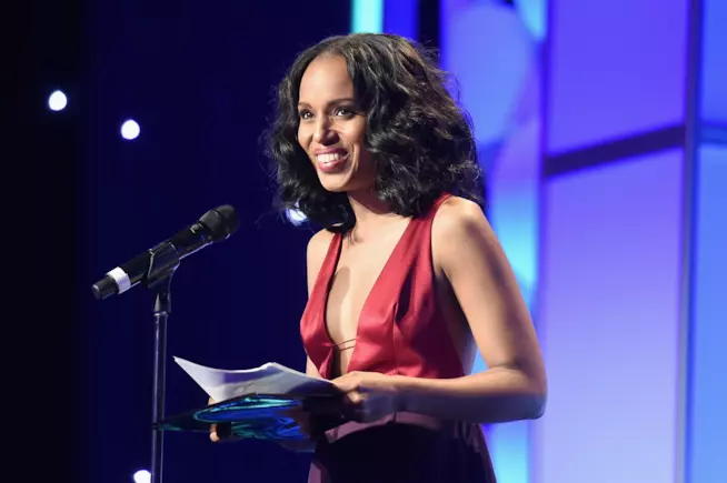 Kerry Washington, l'Olivia Pope di Scandal, è stata nominata donna dell'anno Kerry Washington in uno scatto promozionale della serie Scandal