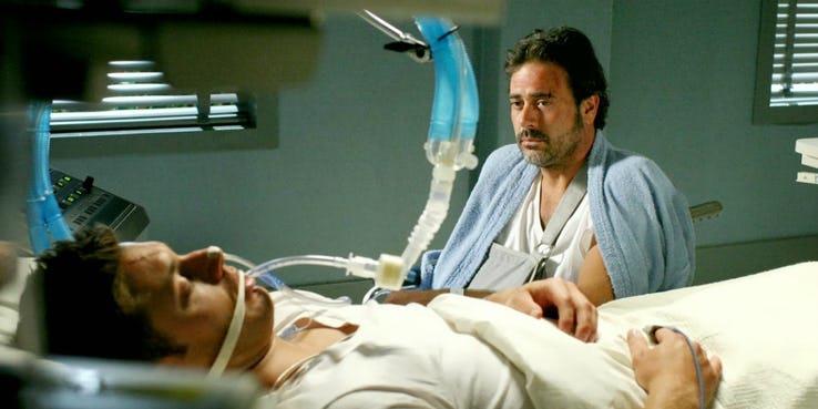 John Winchester, padre di Sam e Dean in Supernatural John Winchester in ospedale con uno dei suoi figli