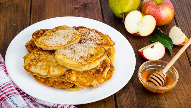 Frittelle di mele: la ricetta dei dolcetti fritti con la pastella senza lievito Frittelle di mele