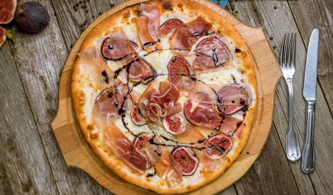 Pizza prosciutto e fichi: la ricetta con impasto digeribile e mozzarella Pizza prosciutto e fichi