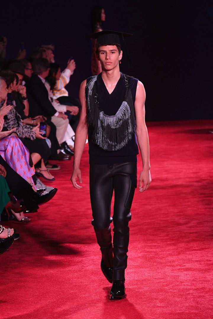 Laura Dern assiste al debutto del figlio come modello durante la New York Fashion Week Il figlio di Laura Dern