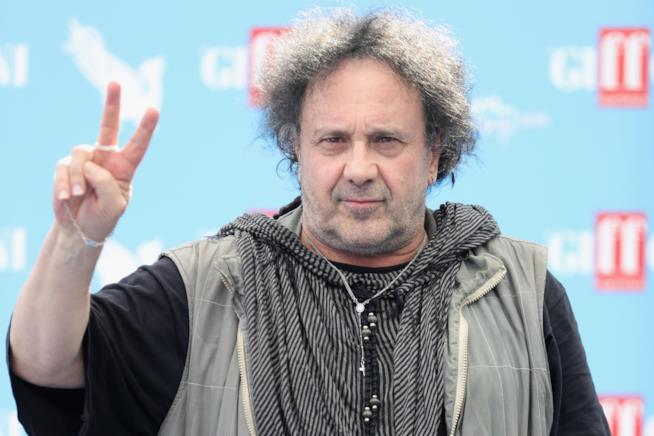 Enzo Avitabile farà un concerto di beneficenza a Milano Primo piano di Enzo Avitabile, che fa il segno della V con le dita, con il braccio destro alzato