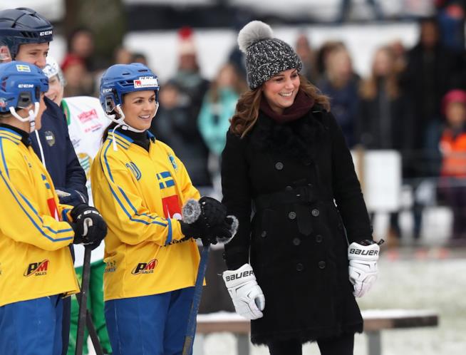Kate Middleton ha provato l'hockey su ghiaccio in Svezia Kate Middleton sul campo da hockey