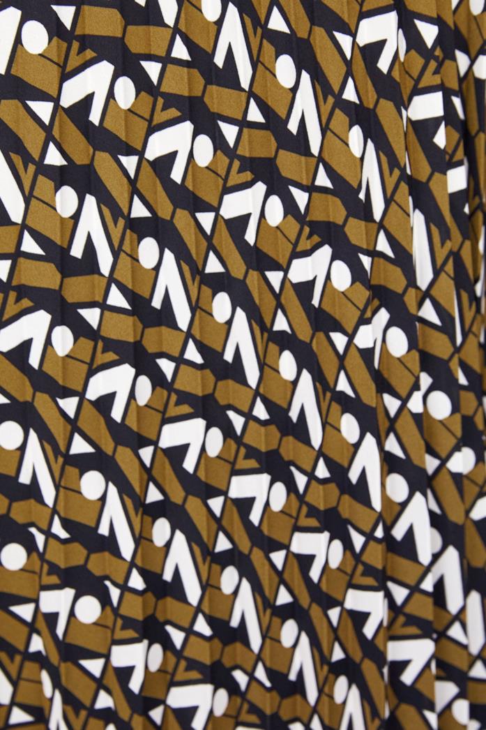 Dettaglio gonna di zara plissettata leggera con vita elasticizzata. Dettaglio gonna di zara plissettata leggera con vita elasticizzata.