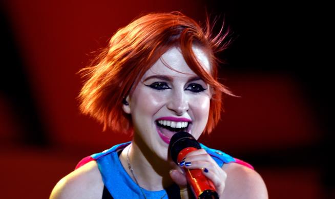 Nuove date del tour dei Paramore Hayley dei Paramore durante una performance