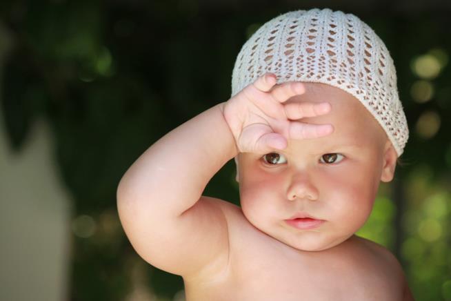 Conoscere e curare la sudamina nei neonati Bambino accaldato