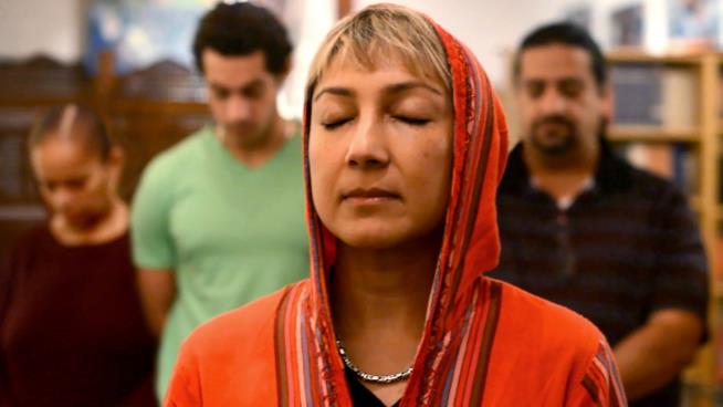Ani Zonneveld è un imam donna che sfida le leggi dell'Islam radicale L'imam donna in meditazione