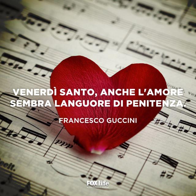 Frase Guccini Petalo a forma di cuore su uno spartito musicale