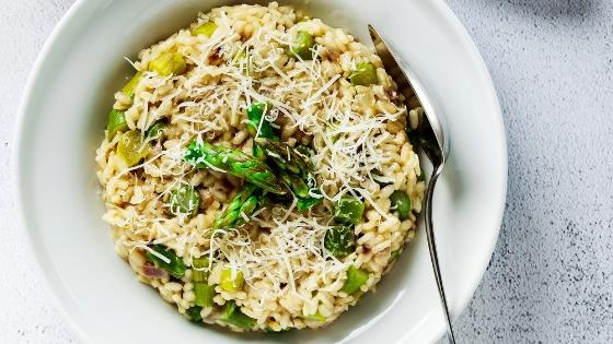 Risotto agli asparagi e zafferano, la ricetta sfiziosa Ricetta risotto agli asparagi e zafferano