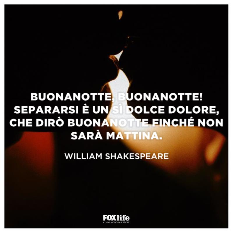 Frase Shakespeare Coppia si bacia in penombra