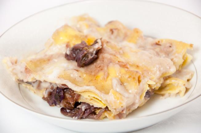 Lasagne al radicchio: la ricetta con la scamorza e la besciamella Lasagne al radicchio